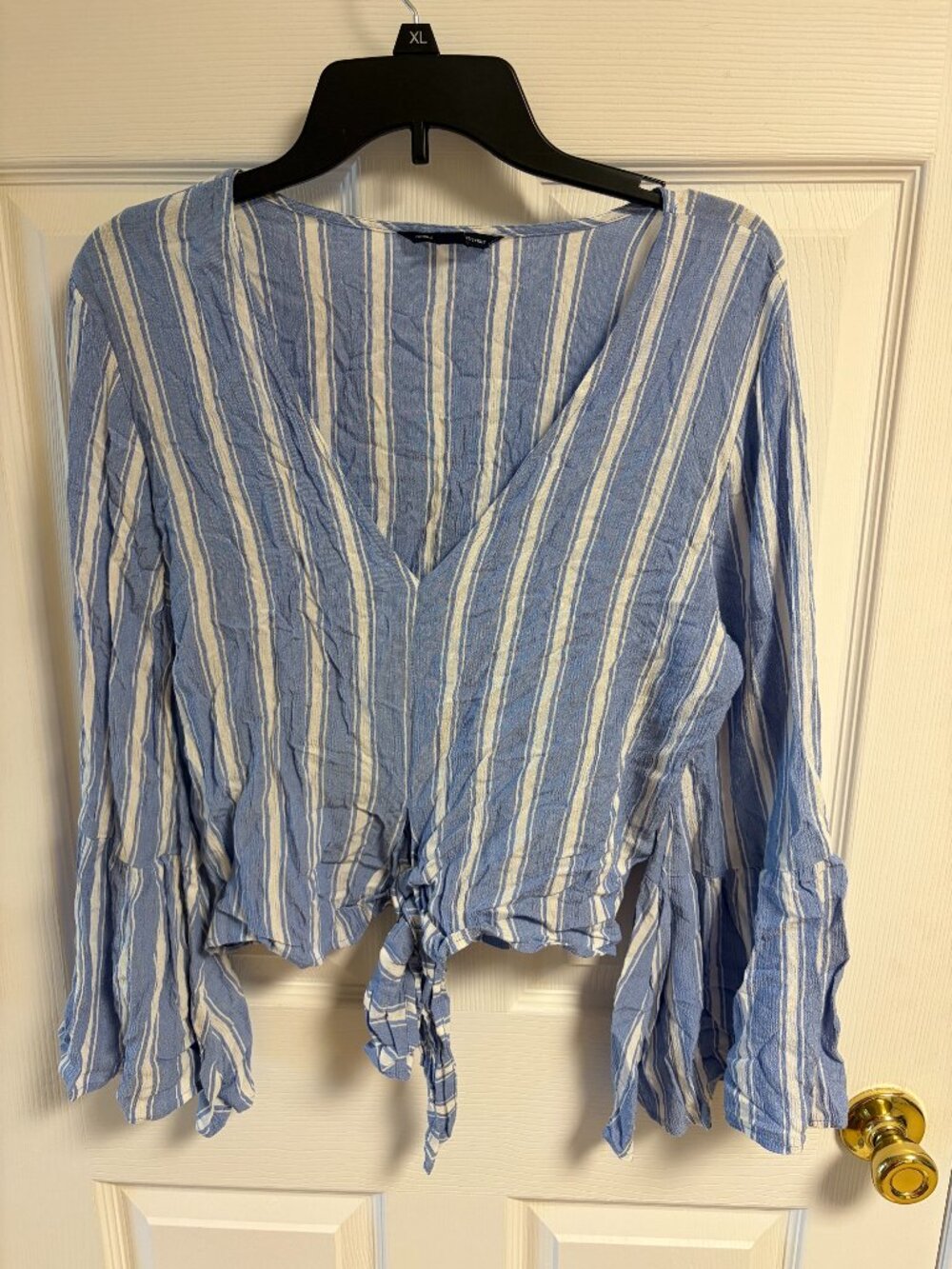 Ladies American Eagle long sleeve shirt blouse size medium NWOT blue and white